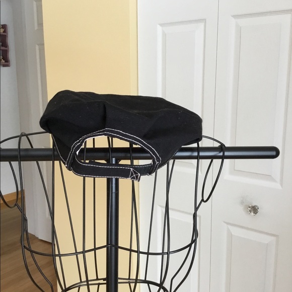 Hat with pink skull embroidery - Picture 4 of 5